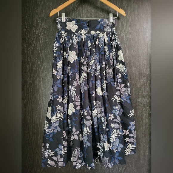 Banana Republic Blue and White A-Line Midi Skirt - Picture 3 of 16